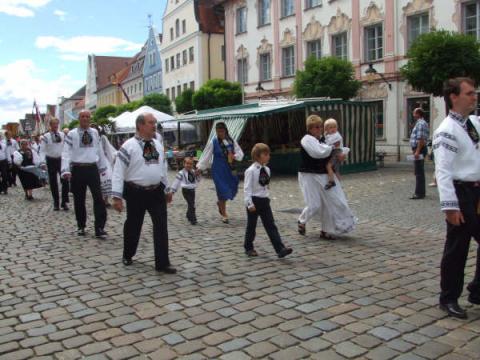 Trachtengruppe G�nzburg beim Umzug ...