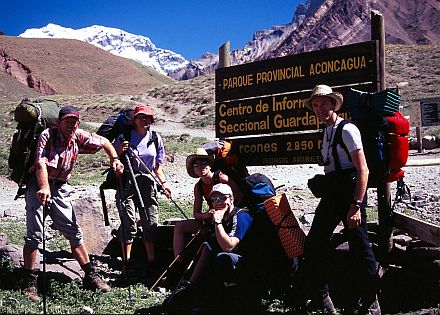 Das siebenbrgische Team, von links: Egin, Karin, Carmen, Puma und Reinhold mit dem Aconcagua im Hintergrund.