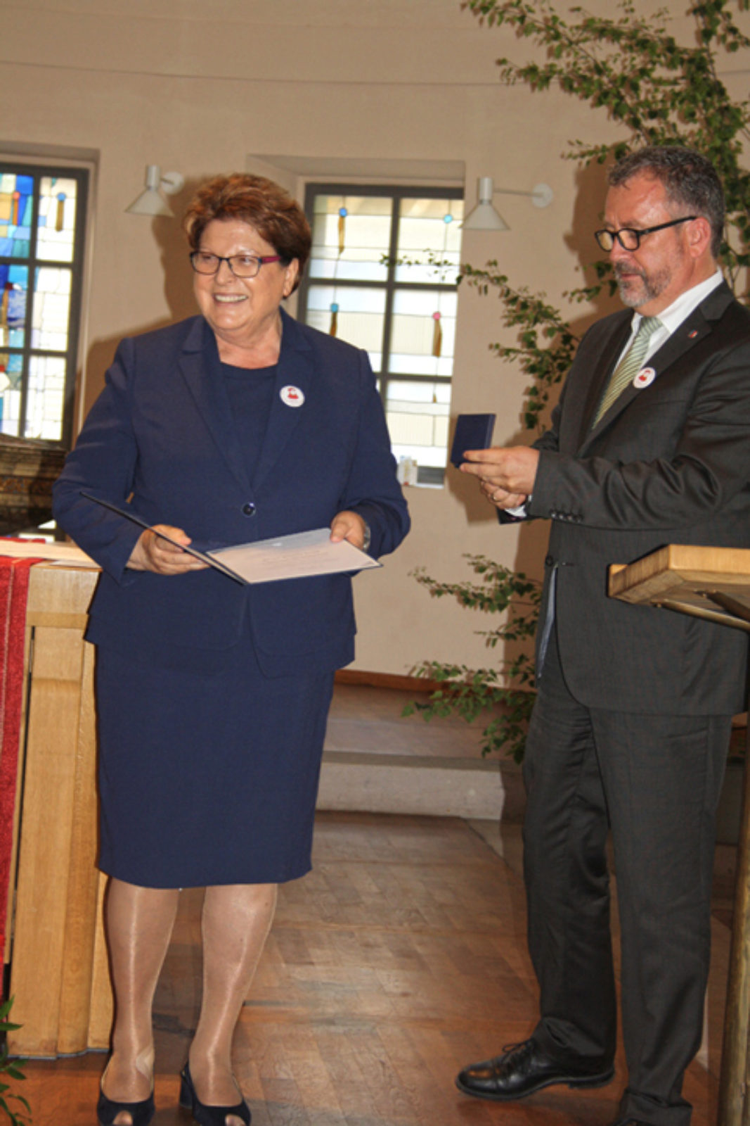 Die Bayerische Landtagsprsidentin Barbara Stamm empfngt den Ehrenstern der Fderation von Dr. Bernd Fabritius.