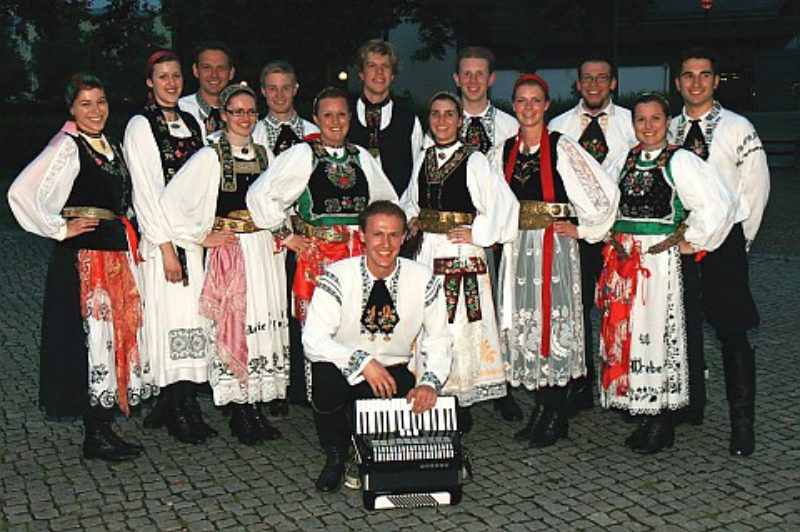 Die Tanzpaare aus den Tanzgruppen Augsburg, ...