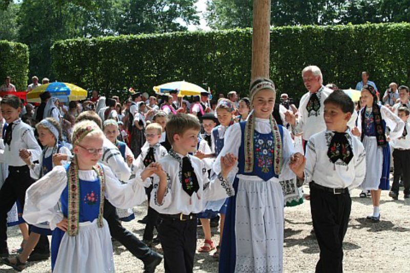 Kinder beim Aufmarsch des Kronenfestes in ...