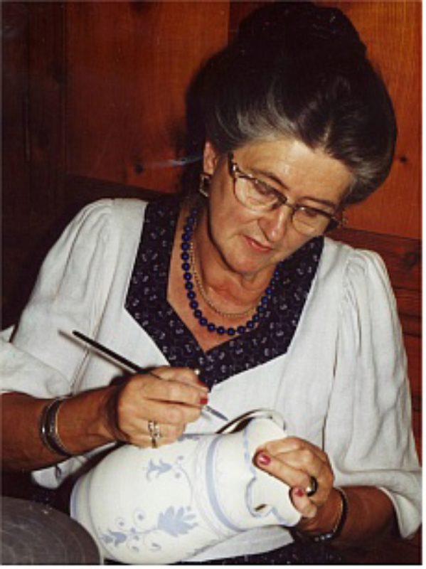 Monika Haas, Leiterin des Keramikmalkurses. Foto: ...