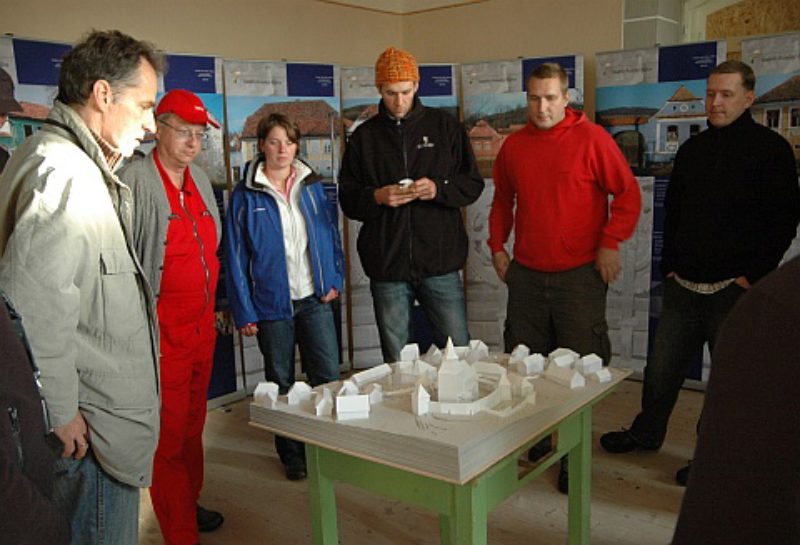 Architekt Sebastian Szaktilla (1. von links) ...