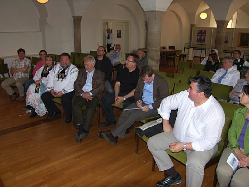 Die Teilnehmer des Treffens im Gesprch. Foto: ...