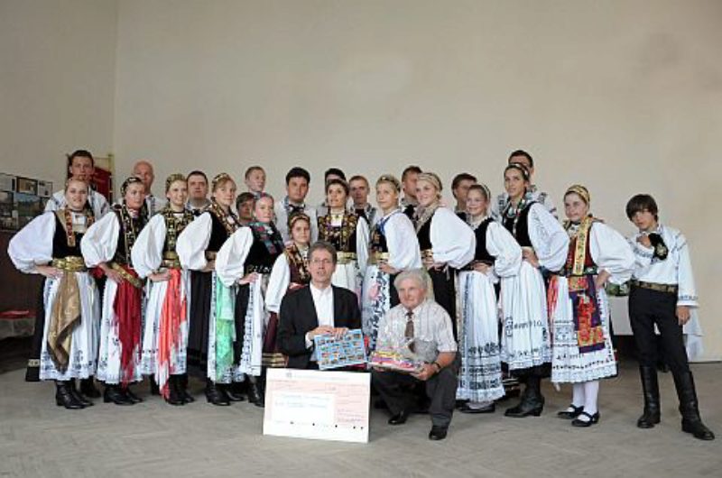 Die Biberacher Tanzgruppen mit Stadtpfarrer ...