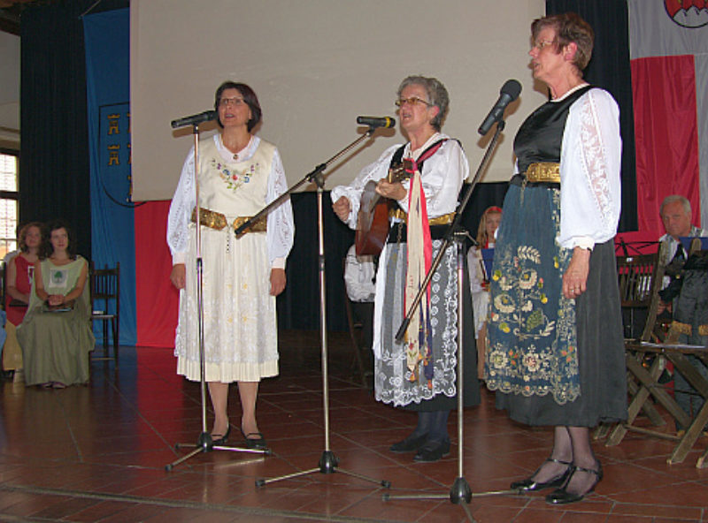Das Zeidner Gesangstrio (von links: Annette ...