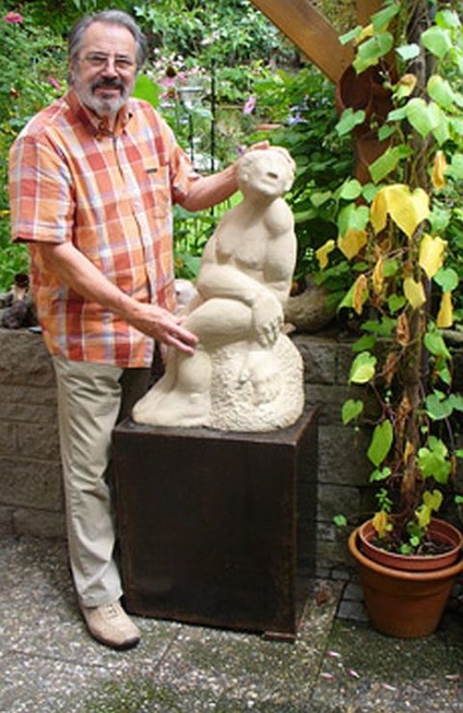Gerhard Wermescher mit seiner&#8200;Skulptur „Der ...