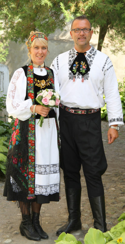 Brautpaar vor dem Tor zur Kirchenburg. Foto: Eric ...