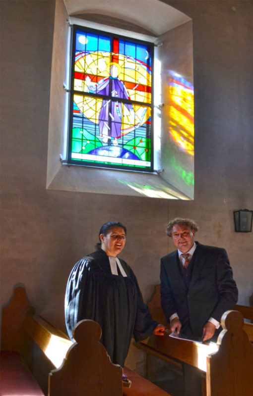 Pfarrerin Elke Gerschtz mit Knstler Gnther ...