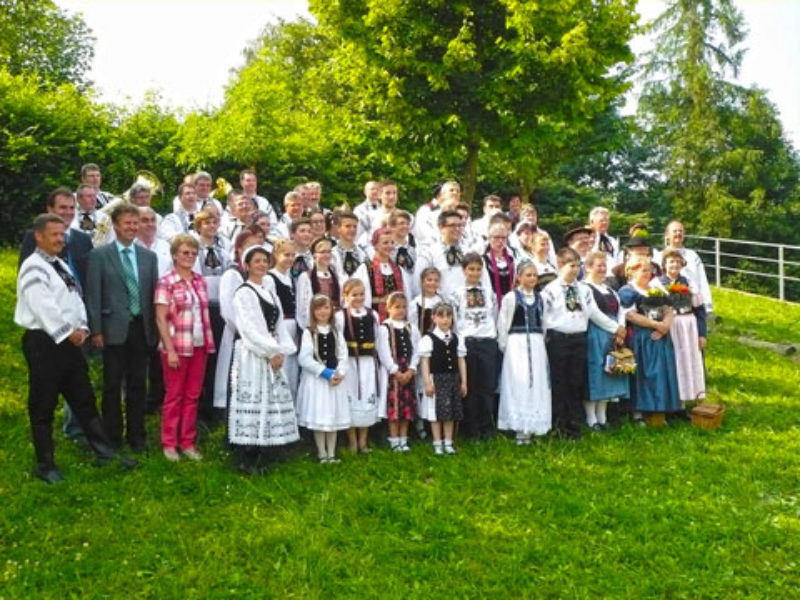 Ehrengste und Kulturgruppen beim Kronenfest in ...