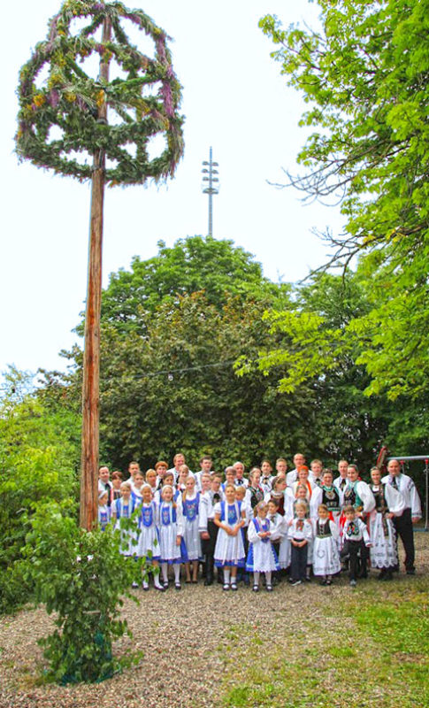 Kronenfest in Lohhof: Gruppenbild in einer kurzen ...