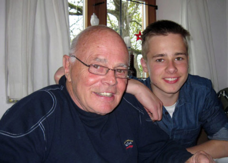 Hans-Joachim Acker mit seinem Enkelsohn. ...