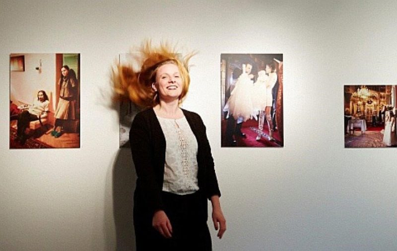 Katharina Dubno vor der Ausstellung mit Bildern ...