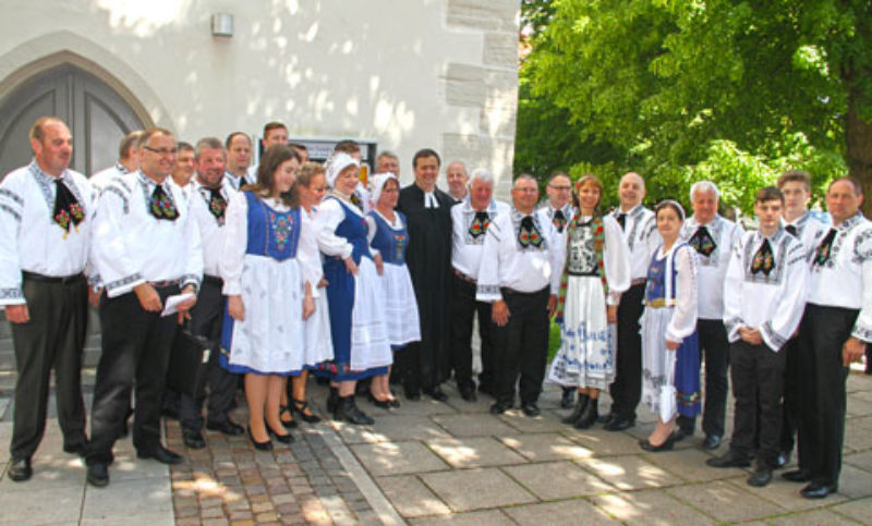 Reichesdorfer Trachtengruppe mit Pfarrer Harald ...