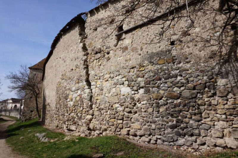 Der Riss in der Ringmauer der Draaser Kirchenburg ...