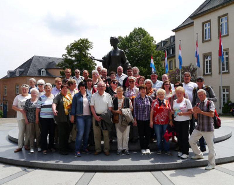 Reisende aus Regensburg vor der Statue der ...