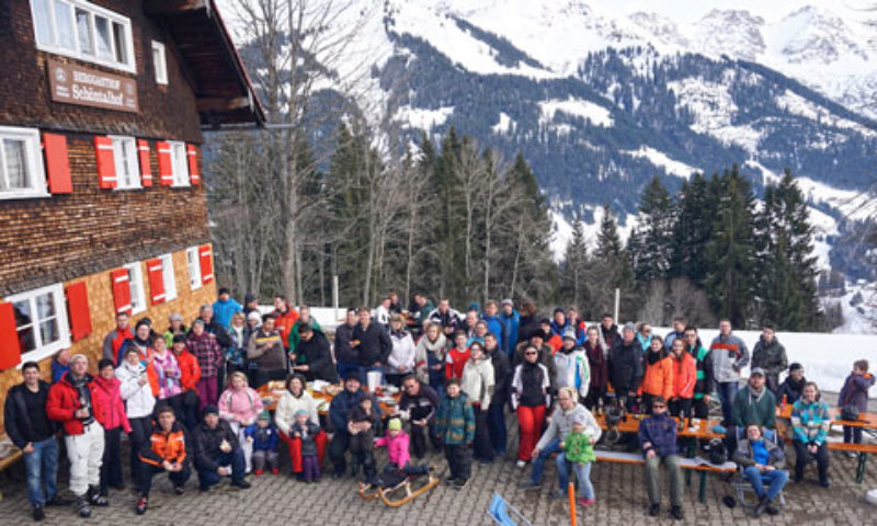 Die Teilnehmer der Skifreizeit beim ...