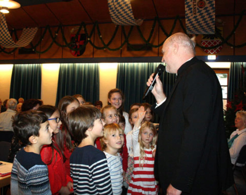 Adventsfeier in Geretsried mit Pfarrer Dr. Stefan ...