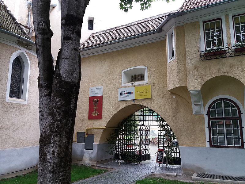 Eingang zum Begegnungs- und Kulturzentrum ...