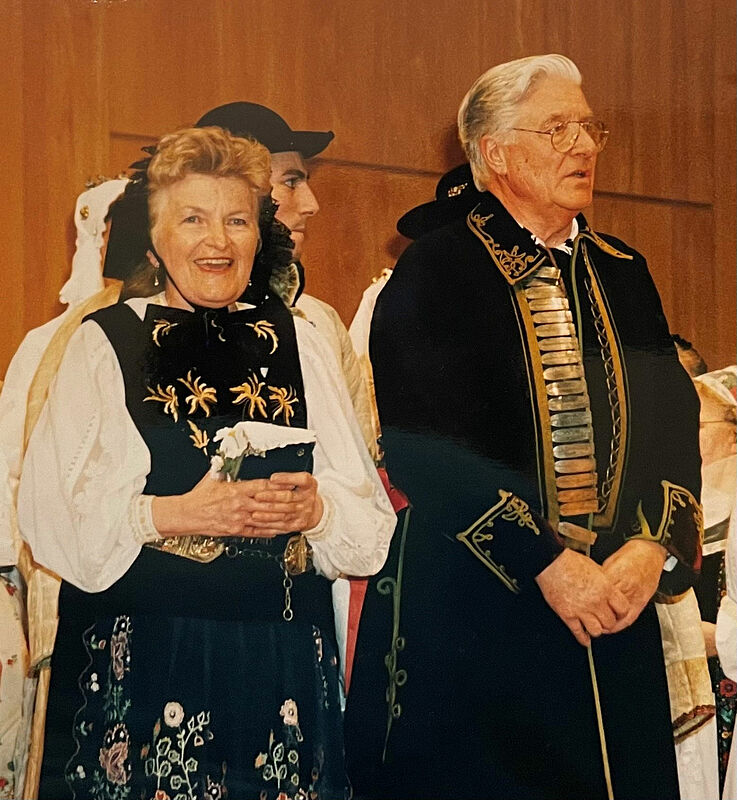 Ilse und Ernst Schmidts als Eltern des Brutigams ...