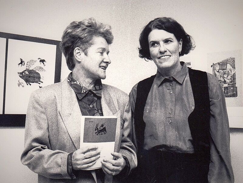 Karin Bertalan (links) fhrt in eine Ausstellung ...