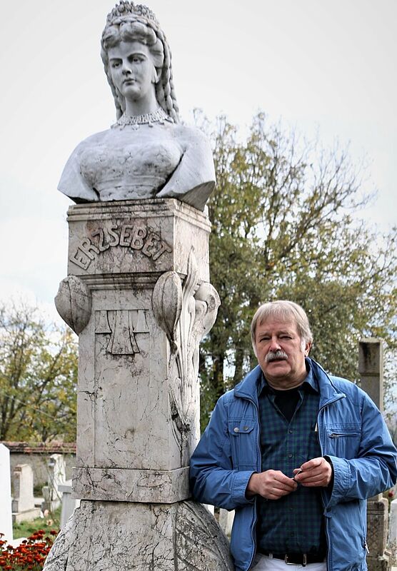 Konrad Klein mit einem Denkmal von Kaiserin ...