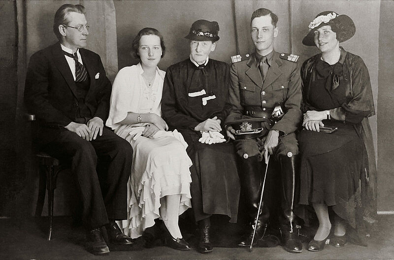Konfirmationsfeier 1934. Von links: Pitzus Vater ...