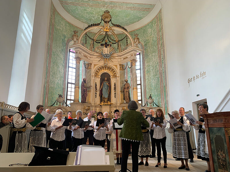 Petersberger Chor erffnet den Festgottesdienst, ...