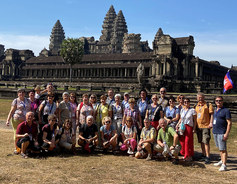 Siebenbrgische Reisende vor dem Tempel Angkor ...