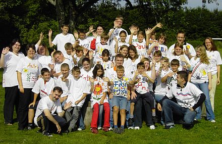 Die Kinder und Betreuer der ersten siebenbrgischen Kinderfreizeit der SJD Baden-Wrttemberg mit ihren selbst bemalten T-Shirts. Foto: Katrin Schuster