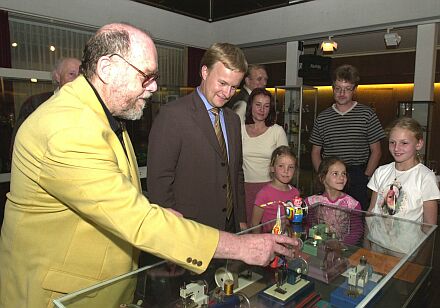 Erffnung der Blechspielzeugausstellung in Vaterstetten: Claus Stephani (links) mit dem 1. Brgermeister der Gemeinde, Robert Niederges. Foto: Jrgen Rossmann