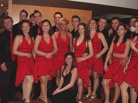 Die Jugendgruppe Geretsried unter der Leitung von Heike Kraus und Silke Untch begeisterte mit feurigen Rhythmen: Salsa und Merenge.