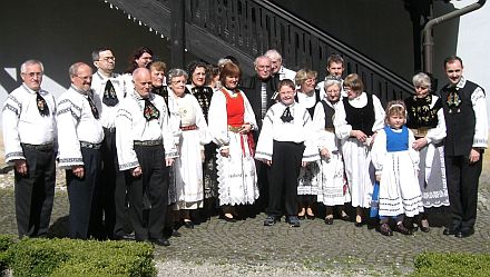 Sonnendurchfluteter Kirchhof in Schwbisch Gmnd: Gruppenbild der Trachtentrger nach dem traditionellen Ostermontagsgottesdienst mit Pfarrer Brandstetter.