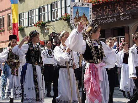 Rund tausend siebenbrgisch-schische Trachtentrger beteiligten am imposanten Festumzug durch das mittelalterliche Dinkelsbhl. Foto: Siegbert Bruss