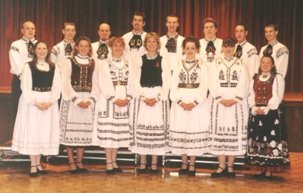 Transylvania Jugendtanzgruppe (im Bild) gastiert zusammen mit der Transylvania Hofbru Band aus Kanada in sterreich und Deutschland.
