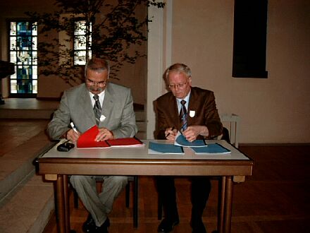 Staatssekretr Ioan Opris (links) und Christoph Machat bei der Unterzeichnung des Kulturabkommens in der St. Paulskirche zu Dinkelsbhl. Foto: Josef Balazs