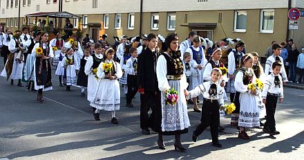 60 Personen, darunter erfreulich viele Kinder und Jugendliche, prsentierten beim Umzug der Michaelis-Kirchweih in Frth die siebenbrgisch-schsische Tracht. Foto: Friedrich Schller.