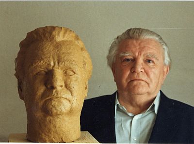 Prof. Dr. Dr. Hans Mieskes 1995 neben seiner Portrtbste von Hans Wolfram Theil (1921-2003). Foto: H. W. Theil