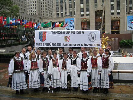 Siebenbrger Sachsen mitten in New York City: Die Tanzgruppenmitglieder beim Gruppenbild.