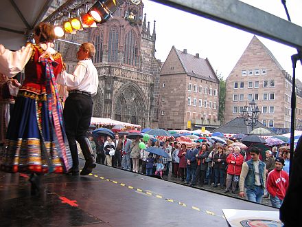 Im Rahmen der Siebenbrgisch-Schsischen Kulturtage 2004 beteiligten sich die Siebenbrger Sachsen am 26. September am Altstadtfest in Nrnberg. Foto: Gbbel