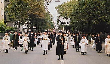 Mdchen in cremefarbener Burzenlnder Tracht mit Spangengrtel; Jungen in Burzenlnder „Kirchenrok“. Foto: Gerd Grempels
