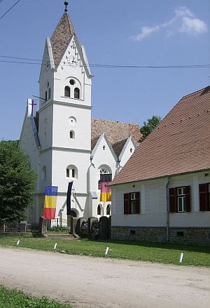 Prudener Kirche mit Pfarrhaus. Die Aufnahme entstand whrend des Heimattreffens in Siebenbrgen. Foto: H. Ntzold