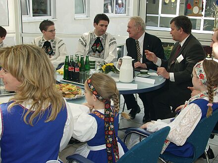 Johannes Rau im Dialog mit siebenbrgisch-schsischen Familien, rechts vom Bundesprsidenten der stellvertretende Landrat Hagen Jobi, Moderator der Gesprchsrunde. Foto: Christian Schoger