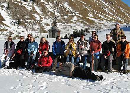 Siebenbrger Jugendliche bei der Schneewanderung im Bregenzer Wald. Foto: Jrgen Binder