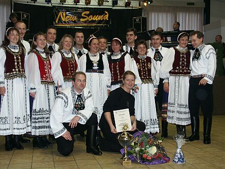Glckliche Sieger des siebenbrgisch-schsischen Volkstanzwettbewerbs: die Tanzgruppe Nrnberg/Frth/Erlangen. Foto: Linda Wiener.