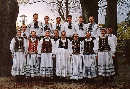 Die Tanzgruppe Nrnberg nach dem Sieg beim Siebenbrgisch-Schsischen Volkstanzwettbewerb 2002 in Ksching. Foto: Werner Scheel