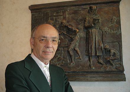 Wilhelm Roth mit der von ihm erstellten neuen Tafel des Honterusdenkmals in Kronstadt.