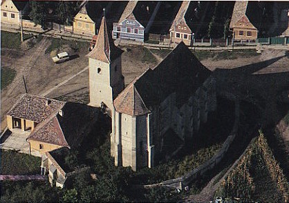 Wehrkirche in Wlz noch vor dem krzlichen Absturz der Apsis. Luftbildaufnahme: Georg Gerster