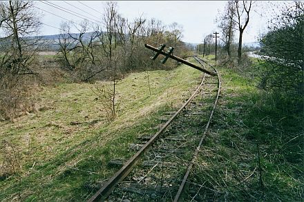 Einen mitunter trostlosen Eindruck hinterlsst das Gleis der Agnethler Schmalspurbahn (hier ein Abschnitt bei Cornă țel). Eine Reaktivierung der guten alten 