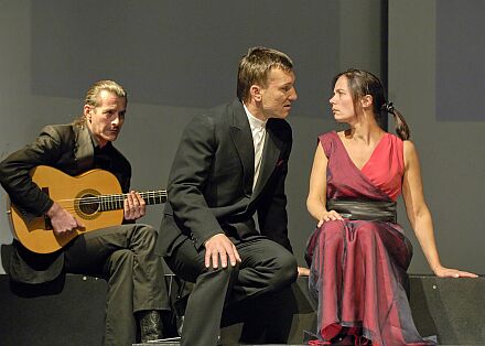 Yerma: im Hintergrund Gitarrist Dietmar Rumpold, vorne Helmuth A. Husler (Juan) und Judith Keller (Yerma). Foto: Rupert Larl.